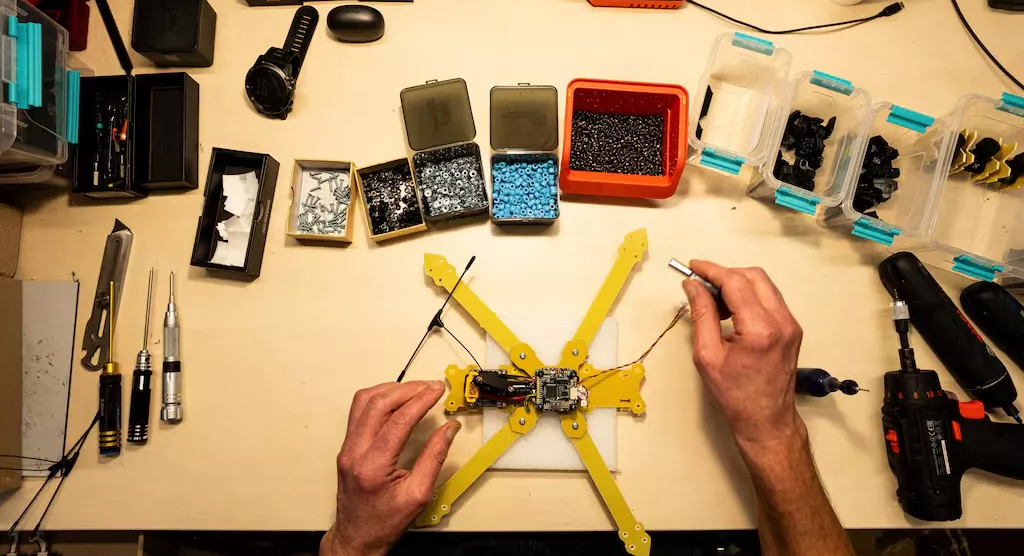 Pringles Cans as Drone Bombs Ukraine's Battlefield Ingenuity Redefines FPV Drone Warfare in 2025 – Lessons for Heavy Lift Innovations-3