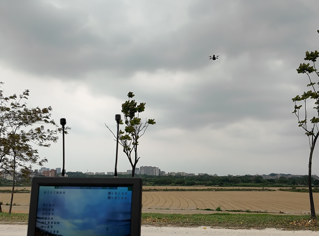 Un hexacoptère de reconnaissance alimenté par une batterie 6S (à gauche) et un octocoptère de transport lourd alimenté par une batterie 12S (à droite). Même profil de mission, deux approches différentes en matière de tension.